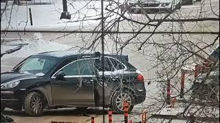 Водитель Porsche ломает оборудование новой платной парковки, чтобы бесплатно поставить авто