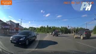 В Рязани автомобиль проехал на красный и чуть не сбил пешеходов