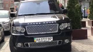 Зять экс-главы Верховного суда припарковал свой Range Rover на тротуаре в центре Киева