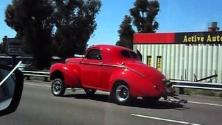 Weird red car - Los Angeles Freeway. Странный красный автомобиль - Лос-Анджелес шоссе.