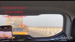 Опасные трюки: пассажир прокатился на крыше автомобиля