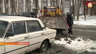 Мурманск продолжает избавляться от брошенных во дворах машин 04.04.2017