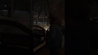 Лайфхак как зимой правильно сажать пассажиров на заднее сиденье трёх дверной машины.