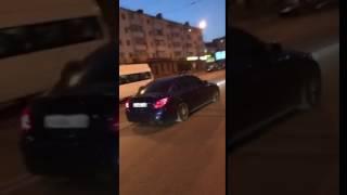 В Новороссийске автомобиль едет на красный