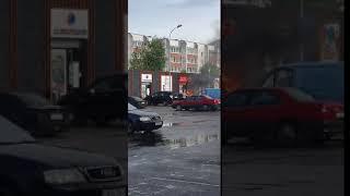 Горящий автомобиль у супермаркета "Виктория" в Калининграде