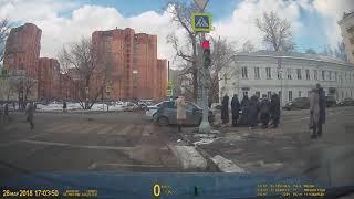 В Москве автомобиль полиции выехал на красный свет и попал в ДТП, сбив пенсионерку.