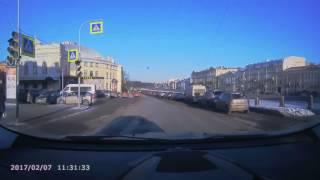 Автомобиль правительства Ленобласти пролетел на красный свет в центре Петербурга