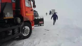 Автомобили в снежном плену на трассе в Костанайской области