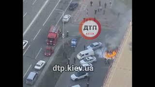 Пожежа авто в Києві, вул.Градинська ТРЦ Район, лівий берег. Дякуемо людям, котрі поспішили