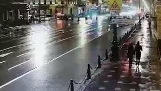 В Петербурге автомобиль, проезжая на красный, сбил двоих человек!