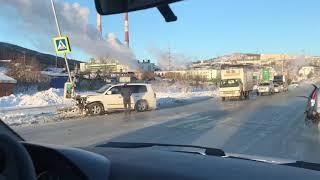 Водитель автомобиля «Лексус» в Магадане протаранил «Тойота Пассо», а затем снес светофор