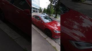 Автомобиль красного цвета Tesla в Хельсинки, 26.07.2023